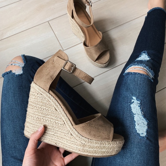 Felicias Shoes - 🆕 Ivana - Taupe Wedges